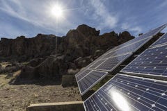 Sun e sistema solare del deserto alla prerogativa nazionale del Mojave immagine stock libera da diritti Sun e sistema solare del deserto alla prerogativa nazionale del Mojave immagine stock libera da diritti