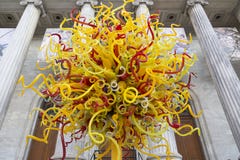 The Sun-Glasskulptur durch Dale Chihuly vor dem Montreal-Museum von schönen Künsten lizenzfreie stockfotos The Sun-Glasskulptur durch Dale Chihuly vor dem Montreal-Museum von schönen Künsten lizenzfreie stockfotos