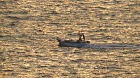 Sun a placé le tour de bateau le soir image libre de droits Sun a placé le tour de bateau le soir image libre de droits