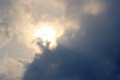 Sun se levant par derrière les nuages foncés photo stock Sun se levant par derrière les nuages foncés photo stock