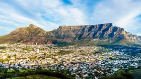 Sun setting over Cape Town, Table Mountain, Devils Peak, Lions Head and the Twelve Apostles Royalty Free Stock Photos Sun setting over Cape Town, Table Mountain, Devils Peak, Lions Head and the Twelve Apostles Royalty Free Stock Photos