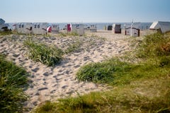 Sun-Stühle am deutschen Nordseestrand lizenzfreie stockfotografie Sun-Stühle am deutschen Nordseestrand lizenzfreie stockfotografie