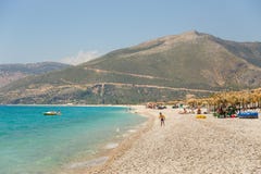 Sunbathers op het strand in Borsh-toevlucht, Albanië royalty-vrije stock afbeeldingen Sunbathers op het strand in Borsh-toevlucht, Albanië royalty-vrije stock afbeeldingen