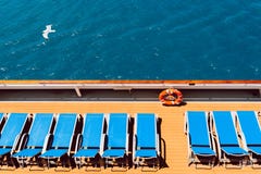 Sunbeds на шлюпке стоковое изображение rf Sunbeds на шлюпке стоковое изображение rf