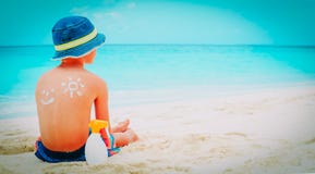 Μικρό παιδί προστασίας ήλιων με το suncream στην παραλία στοκ φωτογραφία με δικαίωμα ελεύθερης χρήσης Μικρό παιδί προστασίας ήλιων με το suncream στην παραλία στοκ φωτογραφία με δικαίωμα ελεύθερης χρήσης