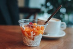 Sund efterrätt för Chia pudding på tabellen i kafét royaltyfria bilder Sund efterrätt för Chia pudding på tabellen i kafét royaltyfria bilder