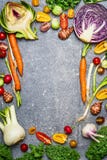 Sund eller vegetarisk matbakgrund med sortimentet av nya lantgårdgrönsaker på grå lantlig bakgrund, bästa sikt arkivbild Sund eller vegetarisk matbakgrund med sortimentet av nya lantgårdgrönsaker på grå lantlig bakgrund, bästa sikt arkivbild
