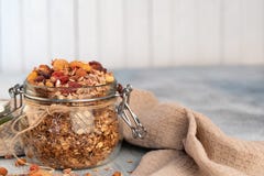 Sund frukost - glass krus av havren flagar, granola med torkat royaltyfri foto Sund frukost - glass krus av havren flagar, granola med torkat royaltyfri foto