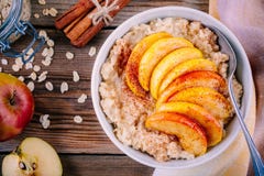 Sund frukost: havremjölbunke med caramelized persikor, kanel och honung Royaltyfria Bilder Sund frukost: havremjölbunke med caramelized persikor, kanel och honung Royaltyfria Bilder