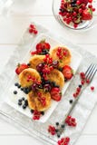 Sund frukost: ostpannkakor med gräddfil och nya mogna bär Royaltyfri Fotografi Sund frukost: ostpannkakor med gräddfil och nya mogna bär Royaltyfri Fotografi