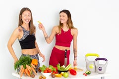Sunda äta kvinnor som lagar mat sallad Härliga le strikt vegetarianflickor som går att äta nya gröna organiska grönsaker i kök Ly arkivfoton Sunda äta kvinnor som lagar mat sallad Härliga le strikt vegetarianflickor som går att äta nya gröna organiska grönsaker i kök Ly arkivfoton