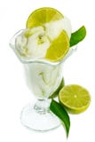 Sundae мороженого лимона с лимоном и leafes стоковое изображение Sundae мороженого лимона с лимоном и leafes стоковое изображение