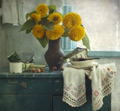 Sunflowers And Kitchen Utensil Royalty Free Stock Images Sunflowers And Kitchen Utensil Royalty Free Stock Images