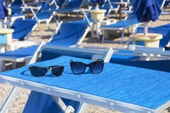 Sunglasses on a bright blue chaise longue royalty free stock photography Sunglasses on a bright blue chaise longue royalty free stock photography