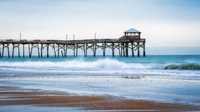Sunrise at the Atlantic Beach Pier on Emerald Isle royalty free stock photos Sunrise at the Atlantic Beach Pier on Emerald Isle royalty free stock photos