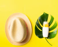 Sunscreen σε ένα μεγάλο φύλλο του τροπικού φωτεινού κίτρινου υποβάθρου θερινών καπέλων εγκαταστάσεων Έννοια και παραλία καλοκαιρι στοκ εικόνες Sunscreen σε ένα μεγάλο φύλλο του τροπικού φωτεινού κίτρινου υποβάθρου θερινών καπέλων εγκαταστάσεων Έννοια και παραλία καλοκαιρι στοκ εικόνες