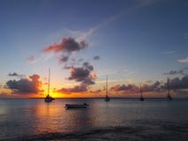 Sunsetting πέρα από τα γιοτ που δένονται από Kralendijk, Bonaire, ολλανδικές Αντίλλες στοκ φωτογραφία Sunsetting πέρα από τα γιοτ που δένονται από Kralendijk, Bonaire, ολλανδικές Αντίλλες στοκ φωτογραφία