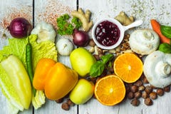 Sunt färgrika sunda örter för äta -, kryddor, frukter och grönsaker på den vita trätabellen fotografering för bildbyråer Sunt färgrika sunda örter för äta -, kryddor, frukter och grönsaker på den vita trätabellen fotografering för bildbyråer