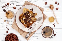 Sunt rostat bröd för vanilj för nedgång- och vinterfrukoststrikt vegetarian franskt med caramelized bananer, rå mörk choklad och Royaltyfria Foton Sunt rostat bröd för vanilj för nedgång- och vinterfrukoststrikt vegetarian franskt med caramelized bananer, rå mörk choklad och Royaltyfria Foton