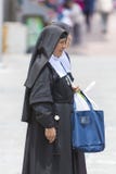 Suore religiose che camminano nella via di Quito nell'Ecuador Immagini Stock Suore religiose che camminano nella via di Quito nell'Ecuador Immagini Stock
