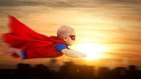 Super-herói pequeno do superman do bebê da criança com o thro vermelho do voo do cabo Fotos de Stock Royalty Free Super-herói pequeno do superman do bebê da criança com o thro vermelho do voo do cabo Fotos de Stock Royalty Free