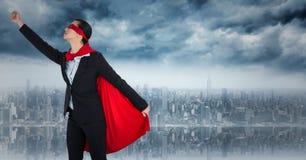 Super héroe de la mujer de negocios que saca contra horizonte fotografía de archivo libre de regalías Super héroe de la mujer de negocios que saca contra horizonte fotografía de archivo libre de regalías