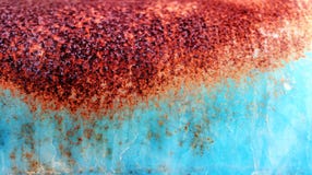 Superficie arrugginita di di piastra metallica blu Ruggine sulla vecchia cassetta delle lettere colorata del metallo La ruggine d immagini stock Superficie arrugginita di di piastra metallica blu Ruggine sulla vecchia cassetta delle lettere colorata del metallo La ruggine d immagini stock