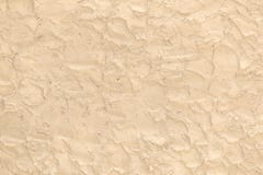 Superficie beige hecha de las técnicas de pincel ásperas del yeso como fondo imágenes de archivo libres de regalías Superficie beige hecha de las técnicas de pincel ásperas del yeso como fondo imágenes de archivo libres de regalías