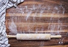 Superficie Floured de la tabla con el rodillo imagen de archivo libre de regalías Superficie Floured de la tabla con el rodillo imagen de archivo libre de regalías