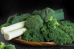 Superfood vert d'hiver - chou commun, brocoli et poireaux de chou frisé Images stock Superfood vert d'hiver - chou commun, brocoli et poireaux de chou frisé Images stock