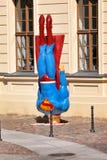 Superhombre que se estrella a la tierra imágenes de archivo libres de regalías Superhombre que se estrella a la tierra imágenes de archivo libres de regalías