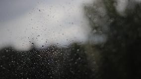 Supernahaufnahme des nass Glases nach starkem Regen und Hurrikan Durch das Fenster sehen wir einen düsteren Himmel stock footage Supernahaufnahme des nass Glases nach starkem Regen und Hurrikan Durch das Fenster sehen wir einen düsteren Himmel stock footage