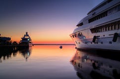 Superyacht en la puesta del sol