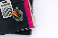 Suplies da escola De volta à escola Artigos de papelaria isolados no branco fotografia de stock Suplies da escola De volta à escola Artigos de papelaria isolados no branco fotografia de stock