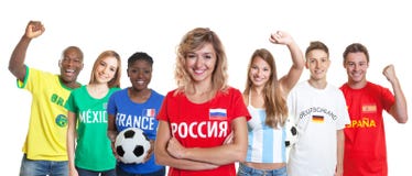 Suporte de riso do futebol do russo com os fãs de outros países foto de stock Suporte de riso do futebol do russo com os fãs de outros países foto de stock