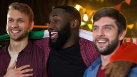 Suportes masculinos alegres com bandeira italiana que cantam o hino nacional antes do f?sforo vídeos de arquivo Suportes masculinos alegres com bandeira italiana que cantam o hino nacional antes do f?sforo vídeos de arquivo
