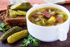 Suppe mit in Essig eingelegter Gurke und Fleisch stockfotografie Suppe mit in Essig eingelegter Gurke und Fleisch stockfotografie