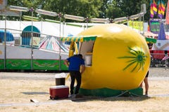 Support de boissons sous forme de grand citron image libre de droits Support de boissons sous forme de grand citron image libre de droits