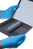 Support de laboratoire avec un verre de couverture micro photo libre de droits Support de laboratoire avec un verre de couverture micro photo libre de droits