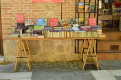 Support de livre merveilleux sur les rues d'Alcala De Henares Histoire de voyage d'architecture Photographie stock Support de livre merveilleux sur les rues d'Alcala De Henares Histoire de voyage d'architecture Photographie stock