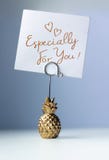Support de papier d'ananas avec une inscription - particulièrement pour vous, sur un fond teinté bleu image libre de droits Support de papier d'ananas avec une inscription - particulièrement pour vous, sur un fond teinté bleu image libre de droits