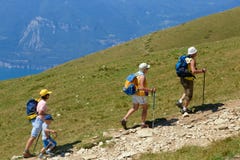 Supporto Baldo, Italia - 15 agosto 2017: Famiglia di camminata che scala la montagna fotografia stock libera da diritti Supporto Baldo, Italia - 15 agosto 2017: Famiglia di camminata che scala la montagna fotografia stock libera da diritti