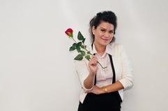Supporto della donna di affari e rosa rossa della tenuta Fotografie Stock Libere da Diritti Supporto della donna di affari e rosa rossa della tenuta Fotografie Stock Libere da Diritti
