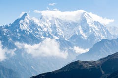 Supporto Langtang con il viaggio del circuito di Arround Langtang delle nuvole fotografia stock Supporto Langtang con il viaggio del circuito di Arround Langtang delle nuvole fotografia stock