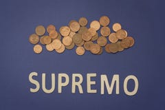 Supremo som är skriftlig med träbokstäver på en blå bakgrund Royaltyfria Bilder Supremo som är skriftlig med träbokstäver på en blå bakgrund Royaltyfria Bilder