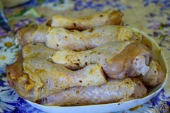 Sur des jambes de poulet de plat avec des épices photo stock Sur des jambes de poulet de plat avec des épices photo stock