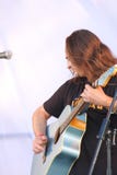 Sur l'étape ouverte du festival sont les musiciens dans un groupe de rock, Darida Image libre de droits Sur l'étape ouverte du festival sont les musiciens dans un groupe de rock, Darida Image libre de droits