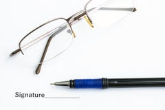 Sur la table est un document, un stylo et des verres importants photographie stock Sur la table est un document, un stylo et des verres importants photographie stock