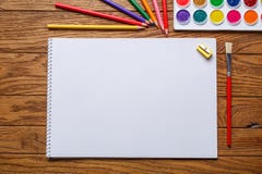 Sur la table il y a un album pour la peinture, la peinture et les crayons photographie stock libre de droits Sur la table il y a un album pour la peinture, la peinture et les crayons photographie stock libre de droits