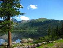 Sur le rivage d'un lac de montagne images stock Sur le rivage d'un lac de montagne images stock